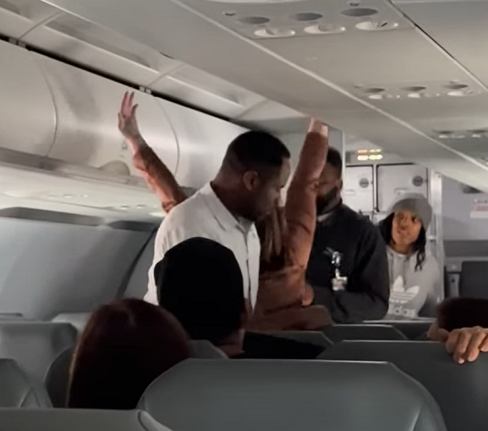 “Pare de rir de mim! Pare!”, ela grita antes de jogar os braços para cima em desespero.