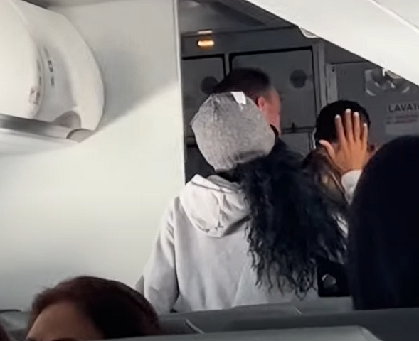 â??Um verdadeiro demÃŽnio que quer matar todos e cada um de vocÃªs, incluindo seus familiaresâ?, diz a passageira 