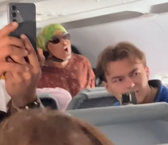 Uma das passageiras começa a se irritar ainda mais com a sessão “Exorcista The Voice” e começa a reclamar do novo barulho na confusão, tornando tudo ainda mais tenso.