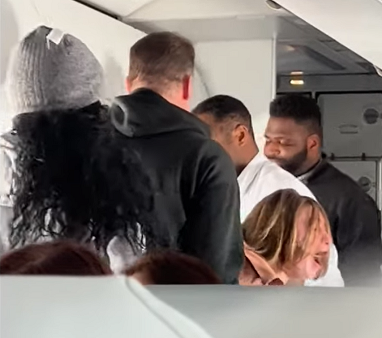 “Eles tiveram que parar em Dallas para libertar a senhora maluca, a pregadora e o cara de boné de beisebol branco”, disse uma mulher cujo filho estava a bordo, em entrevista ao Daily Mail.