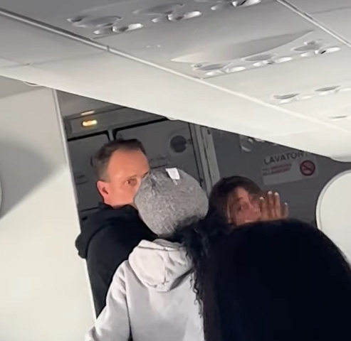 “Essa não é ela, ela está possuída! Ela precisa de ajuda!", continua esbravejando a mulher de gorro na cabeça.