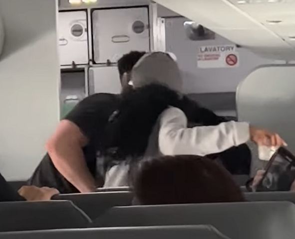 Além do homem, outra passageira também sugere que a mulher está sofrendo de possessão.