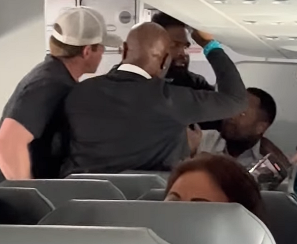 Em outro momento, um comissário de bordo pede aos passageiros que se sentem, mas sem sucesso.