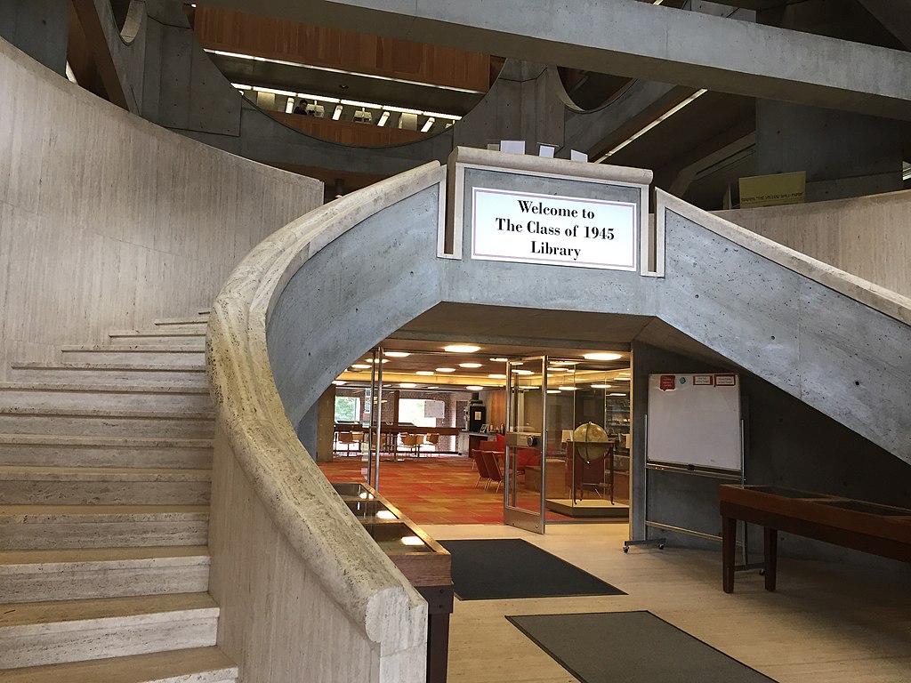 Alguns ex-alunos notáveis incluem Mark Zuckerberg, o fundador da Meta, e Robert Lincoln, filho de Abraham Lincoln e ex-secretário de Guerra dos Estados Unidos.