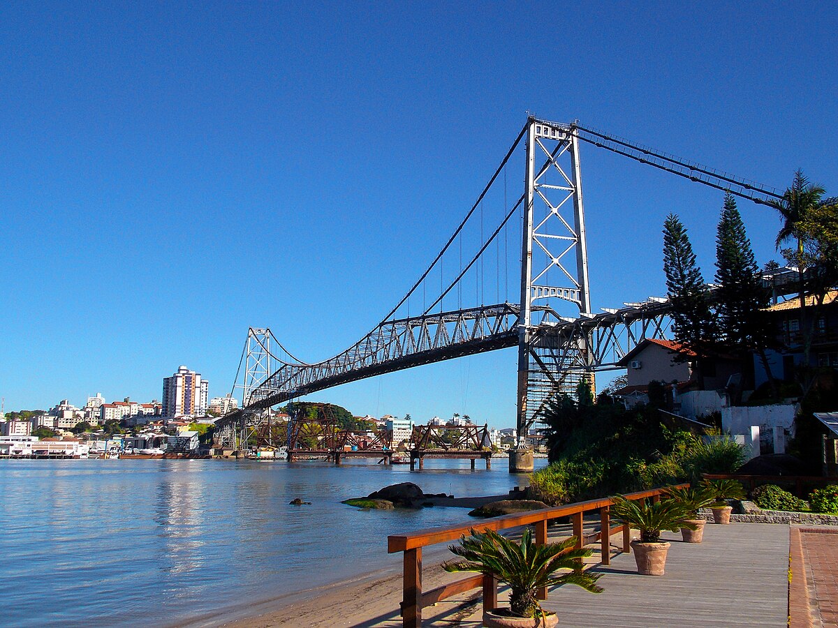 15º lugar: Florianópolis (SC) - Conhecida como a "Ilha da Magia", a capital de Santa Catarina é exuberante. Localizada em uma ilha, destaca-se pelas praias, natureza abundante e consistente presença cultural e tecnológica.