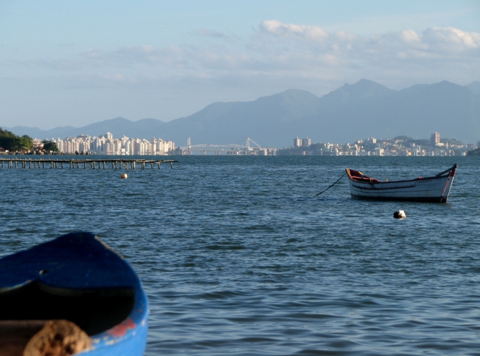 Em Florianópolis, Santa Catarina, o belo litoral traz muitas alternativas. Uma das mais badaladas é em Jurerê. Há excursões também na Lagoa da Conceição, Baía dos Golfinhos e Ilha do Campeche, entre outros locais. -Pedro Paulo Silva de Souza /Wikipedia