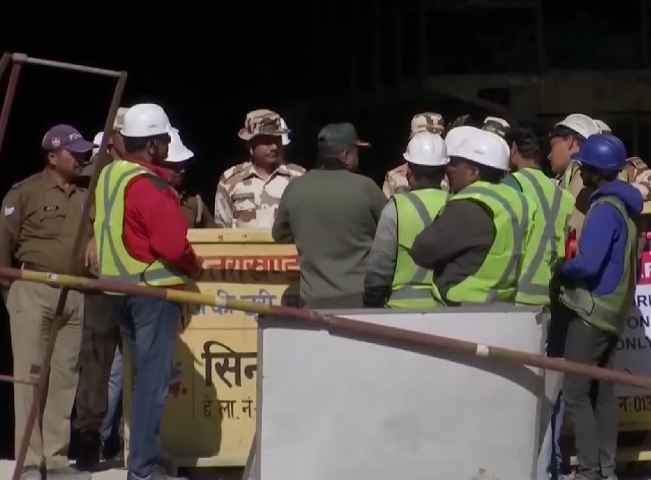 Policiais tambÃ©m se posicionaram do lado de fora da construÃ§Ã£o na manhÃ£ do dia 23/11.-reproduÃ§Ã£o youtube global news
