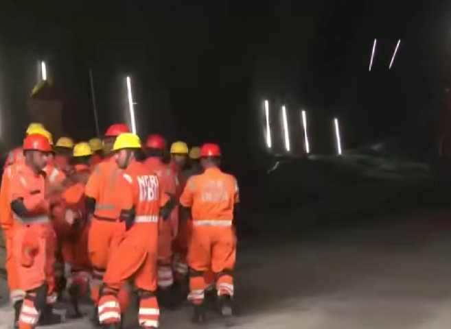 Na primeira parte bem-sucedida da operação, no dia 20/11, as equipes introduziram um tubo de aço de 53 metros através dos escombros.-reprodução youtube global news