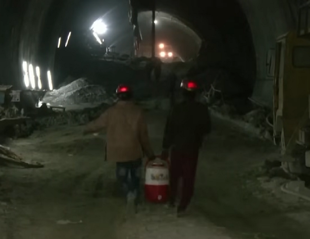Embora a rodovia tenha sido aprovada em 2021, o governo foi advertido a implementar recomendações de uma comissão independente, o que não foi plenamente atendido.-reprodução youtube global news