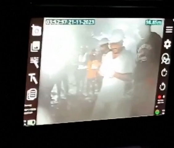 Os homens estavam em um espaço com 8,5 metros de altura em um túnel de 4,5 km de extensão.-reprodução youtube global news