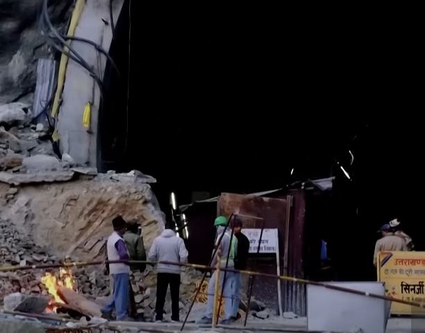 No dia 12/11/23, a estrutura de um túnel que estava em construção no Himalaia, na Índia, desabou, deixando 41 trabalhadores presos.-reprodução youtube global news