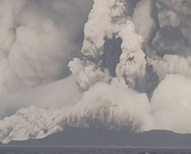 As causas, porém, foram bem diferentes das do Canadá. O céu colorido no Brasil se deu por conta da erupção de um vulcão submarino que devastou o arquipélago de Tonga, no Oceano Pacífico.-reprodução tv globo