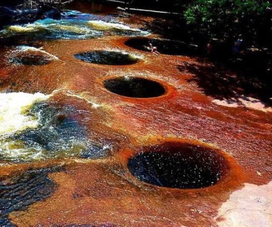 ‘Buracos’ em rio amazônico é atração curiosa na grande Floresta