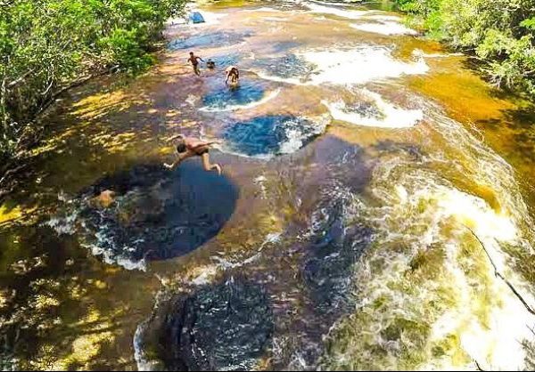 ‘Buracos’ misteriosos em rio na Amazônia intrigam internet; veja!