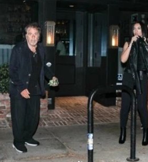 O romance se tornou público em abril de 2022, quando o casal foi fotografado junto em um restaurante. “Pacino e Noor começaram a se ver durante a pandemia. Ela namora principalmente homens mais velhos muito ricos, esteve com Mick Jagger por um tempo e depois namorou Nicholas Berggruen