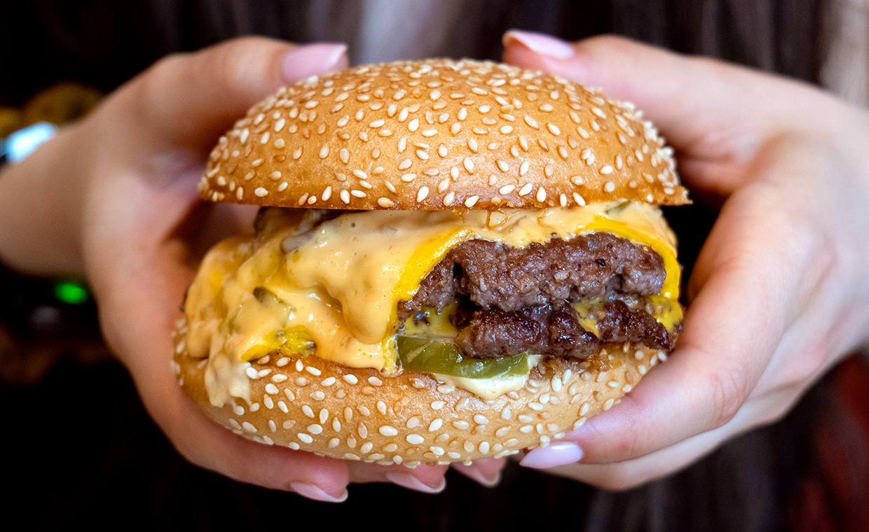 9. Amboy Classic: É um restaurante recentemente estabelecido na Chinatown de Los Angeles que foi fundado pelo especialista em hambúrgueres Alvin Cailan - conhecido por apresentar o The Burger Show no canal do YouTube do First We Feast.