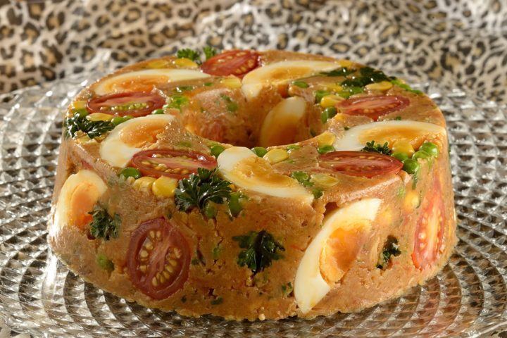 <p>Hoje, é fácil encontrá-lo em qualquer capital brasileira, muitas vezes adaptado aos gostos locais, a exemplo do cuscuz paulista, que leva pedaços de tomate, pedaços de ovo cozido, ervilha, milho verde, palmito e sardinha.</p>
