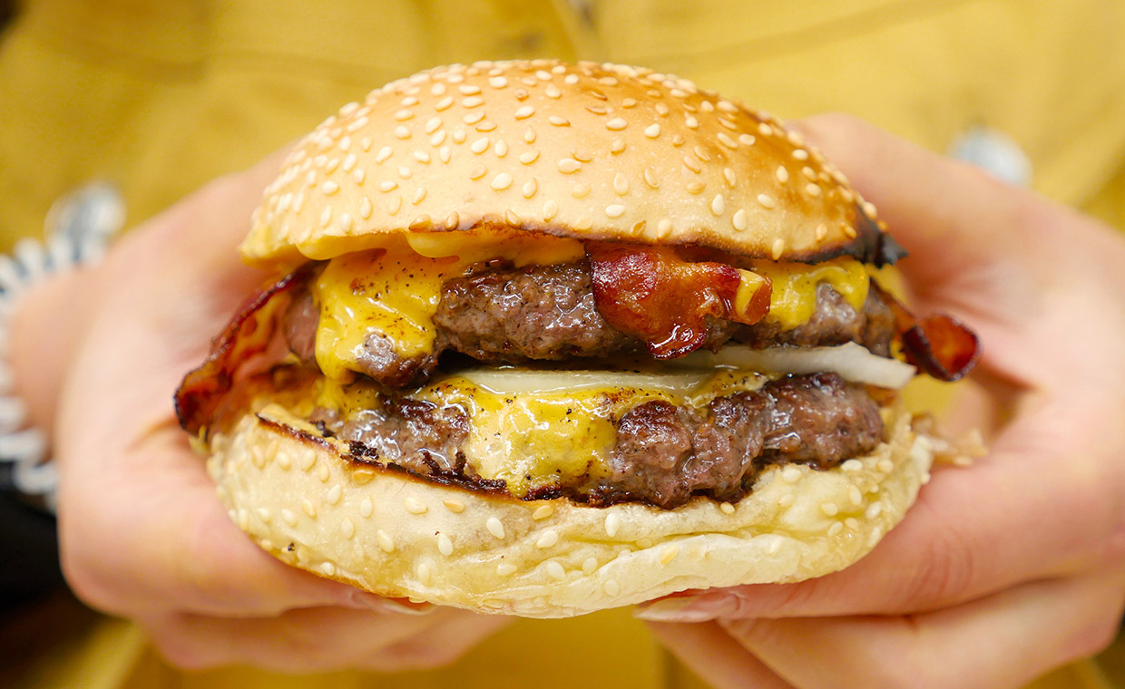 3. Bleecker Burger: Com vários restaurantes elegantemente decorados no centro de Londres, é conhecido por seu design minimalista, deixando brilhar a qualidade da carne. Seu cardápio apresenta diversos hambúrgueres, acompanhamentos e milkshakes, todos elaborados para destacar a excelência da carne.
