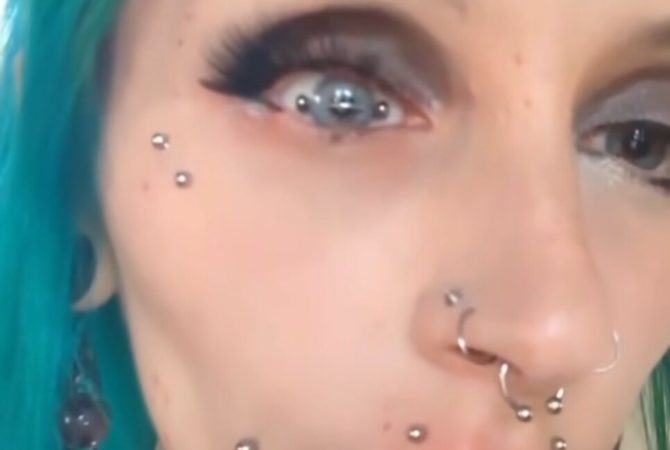 Mulher choca internautas ao exibir ‘piercing no olho’