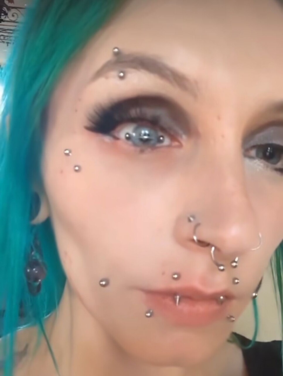 Bree piercing no olho