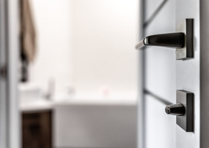 Feche portas: Se uma sala sem janelas ou ventilação não estiver sendo usada, feche a porta para restringir o ar fresco às partes da casa onde as pessoas estão presentes.