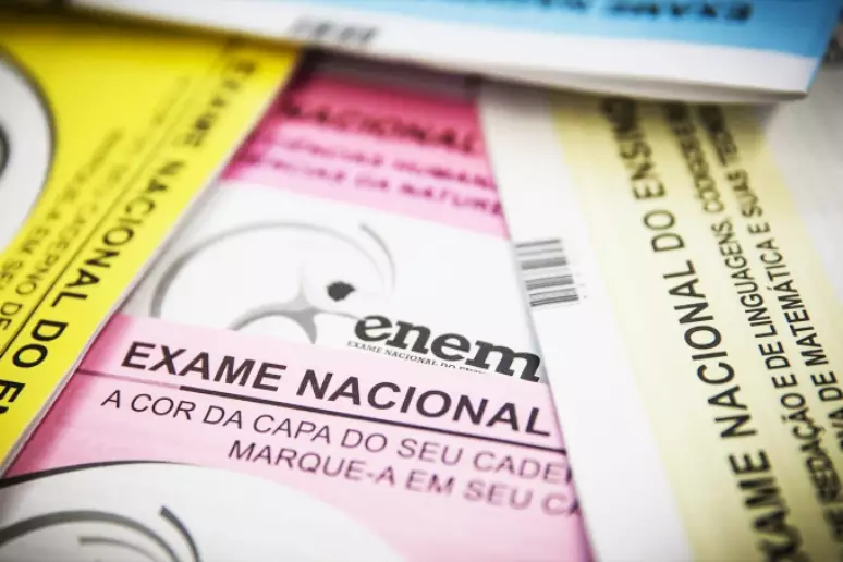Todos os estudantes que obtiveram nota acima de 650 no Enem 2024 puderam se inscrever no Pé-de-Meia Licenciaturas.
