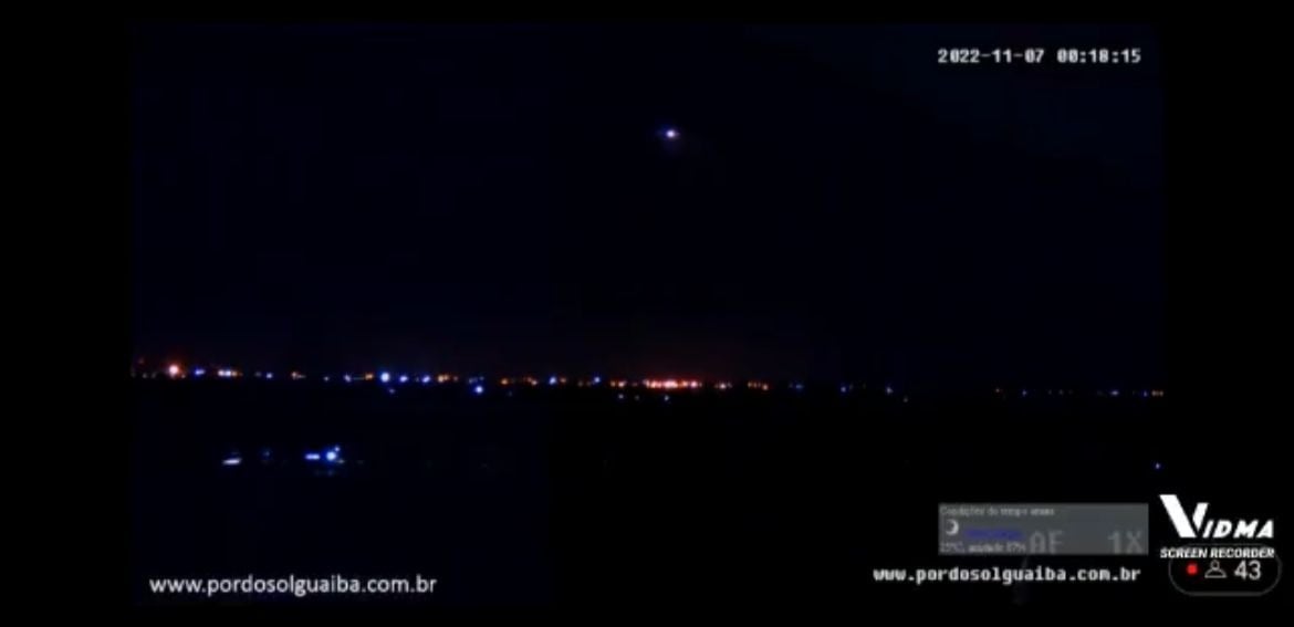 Luzes misteriosas foram vistas no céu de Porto Alegre, no Rio Grande do Sul. Pilotos de diversas companhias aéreas relataram o acontecido.-Reprodução de vídeo / X