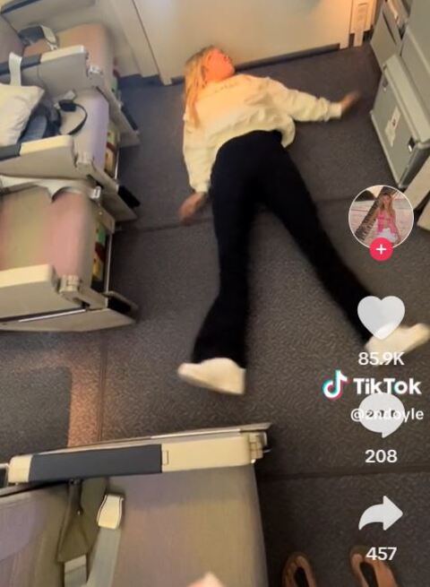 As duas celebraram e chegaram a se deitar no chão para festejar. Tudo, claro, com a intenção de postar as fotos nas redes sociais. 