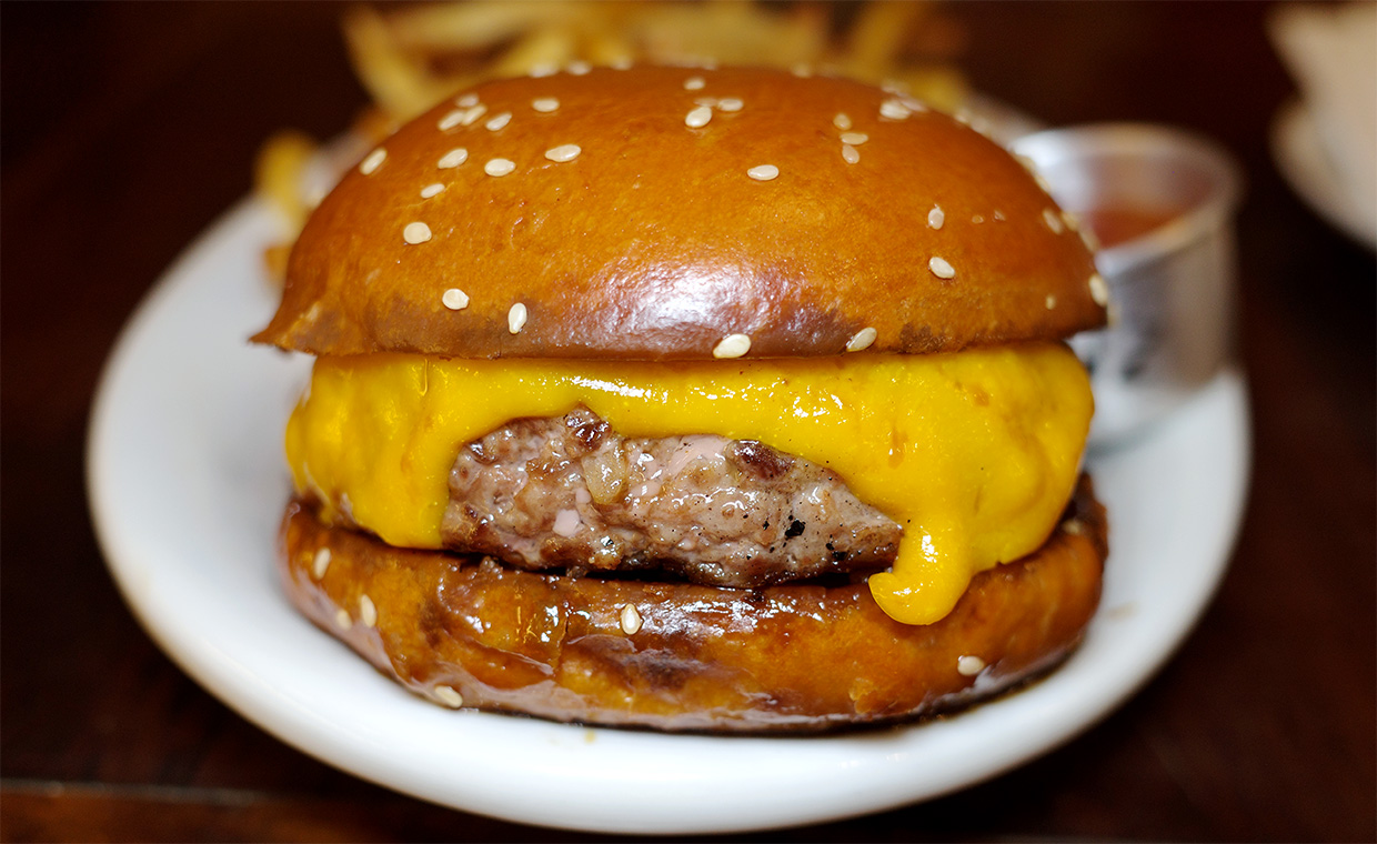 5. Holy Burger: Premiada lanchonete de São Paulo, oferece um ambiente aconchegante que lembra um antigo clube de jazz de Nova York. Seu extenso cardápio conta com 13 hambúrgueres, sendo que o “Pony Line” possui carne maturada, cheddar, melaço de cana e bacon. 