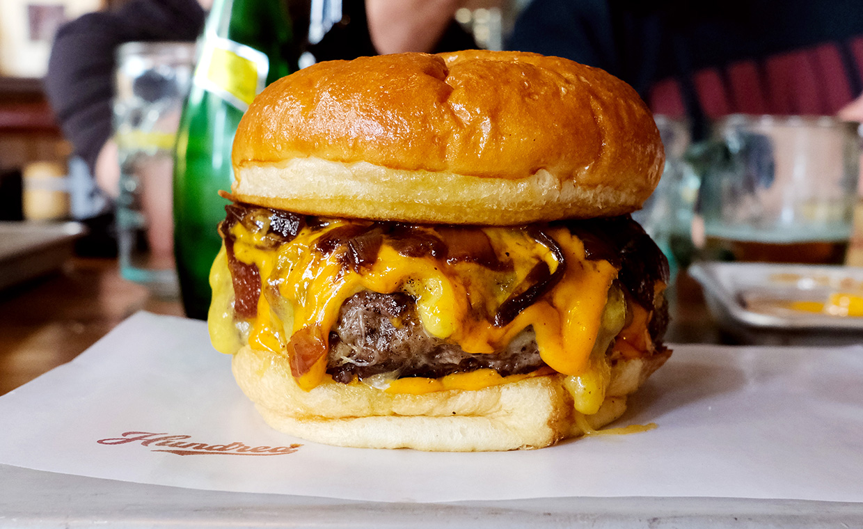 2. Hundred Burger: Com algumas unidades em Valência e agora também em Madrid, possui uma decoração inspirada na biblioteca universitária e oferece onze opções de hambúrgueres de carne bovina. 