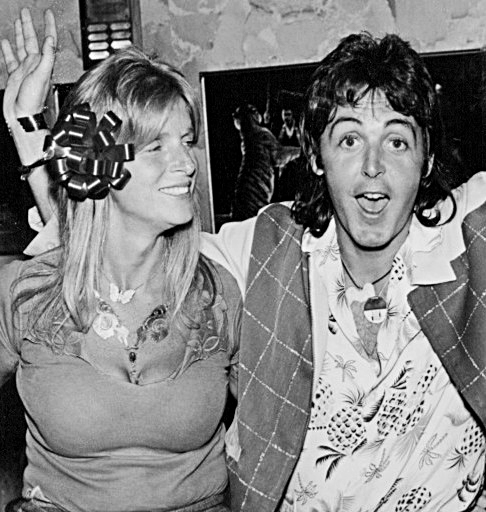Na década de 1970, ele formou a banda Wings com Linda McCartney e Denny Laine, lançando sucessos como “Band on the Run”.
