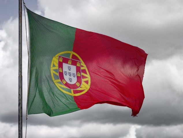 Portugal é um dos países que mais atraem os brasileiros na Europa, até pela identificação por causa do idioma. Muitos, inclusive, tentam morar em Portugal, embora, atualmente, o elevado preço dos imóveis faça com que muitos brasileiros acabem montando tendas para viver nas ruas, como o FLIPAR já mostrou. 