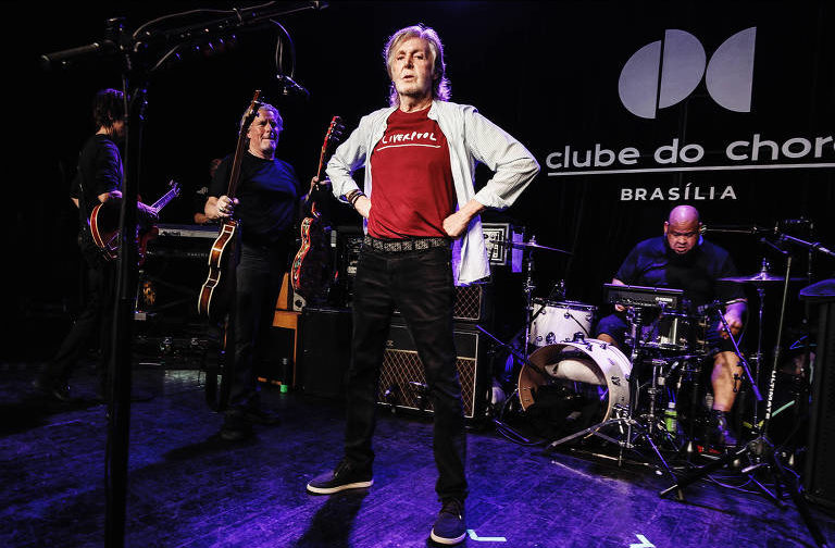 Antes de iniciar a turnê pelo Brasil, McCartney fez um show surpresa em Brasília para cerca de 200 pessoas. Foi no Clube do Choro, tradicional associação de música da capital federal. 