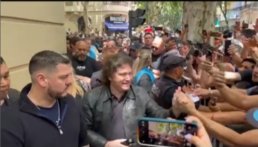 O ultraliberal Milei, de 54 anos, é economista formado pela Universidade de Belgrano, em Buenos Aires. Ele tornou-se conhecido nacionalmente por participações em talk-shows, além de ter criado um programa chamado 