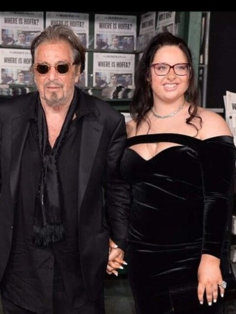 O ator tambÃ©m Ã© pai de Julie Marie, fruto do relacionamento com Jan Tarrant, e dos gÃªmeos Anton e Olivia, nascidos durante o namoro com Beverly D'Angelo.