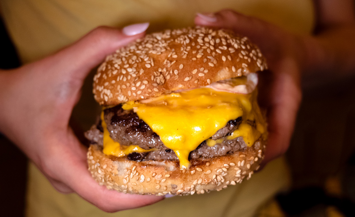 8. Pastis: Um bistrô francês localizado no badalado Meatpacking District de Nova York. É um local gastronômico popular tanto para celebridades quanto para moradores locais. O restaurante sempre popular exige que você garanta uma reserva com bastante antecedência para evitar decepções.