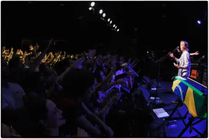 De acordo com a Folha de S. Paulo, os celulares dos espectadores foram lacrados antes do início do evento para assegurar a exclusividade e evitar filmagens ou outros registros por parte do público.