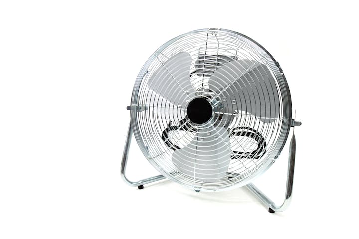 Em seguida, coloque o bloco de gelo na frente do ventilador e aproveite a sensação de ar gelado que se espalha pelo ambiente.