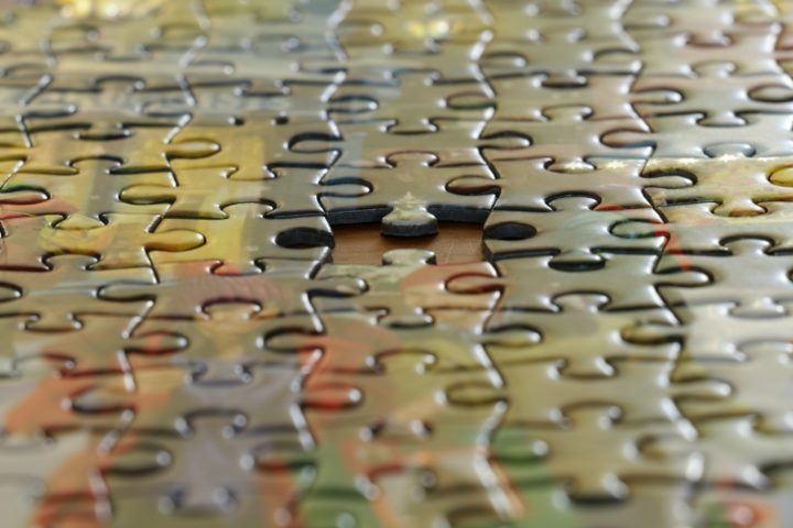 Os quebra-cabeças podem ser classificados de várias formas, incluindo por material (papel, madeira, metal), por tipo de desafio (imagens, números, lógica), e por complexidade (número de peças, tridimensionalidade).