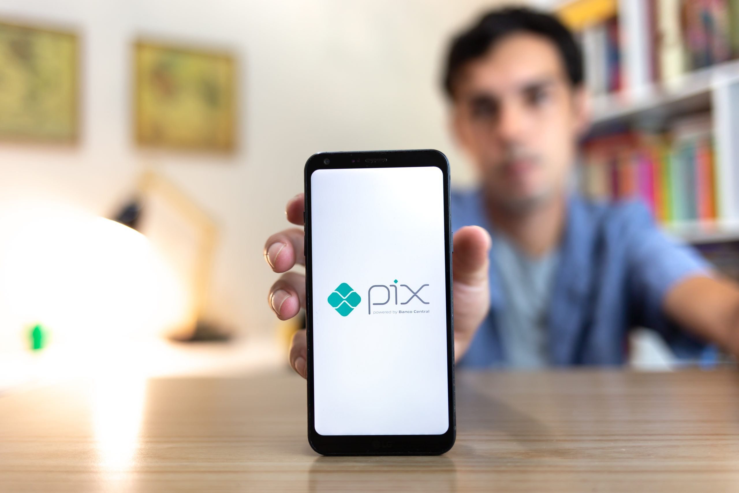 Diante disso, o empresário teve que fazer um PIX de R$ 100 mil por dia até chegar ao valor de R$ 690 mil. Ao longo da transação, Lealdo ficou em contato com a advogada do dono do dinheiro.