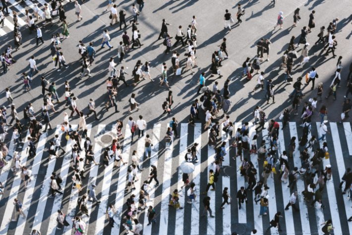 Pessoas atravessando a rua