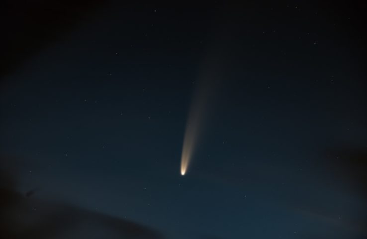 Quando um meteoroide (pedaço de asteroide) entra na atmosfera da Terra e se queima devido ao atrito com o ar, ele produz um rastro de luz brilhante no céu, conhecido como meteoro (ou popularmente como 
