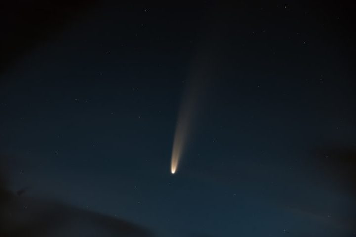 Quando um meteoroide (pedaço de asteroide) entra na atmosfera da Terra e se queima devido ao atrito com o ar, ele produz um rastro de luz brilhante no céu, conhecido como meteoro (ou popularmente como 