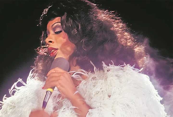 Donna Summer (Cantora)-LaDonna Adrian Gaines nasceu em 31/12/1948, em Massachusetts. A cantora americana é conhecida como a "Rainha da Disco" e seu trabalho marcante inclui sucessos como "I Feel Love" e "Last Dance".