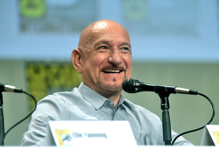 Ben Kingsley: O ator recebeu o título de cavaleiro em 2002 por sua contribuição ao cinema, especialmente após seu papel em “Gandhi”, que lhe rendeu o Oscar.