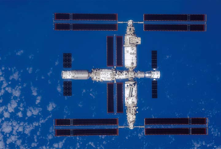 Durante o caminho de volta para a Terra, os integrantes da Shenzhou-16 usaram uma câmera de alta resolução para fazer registros do complexo orbital.