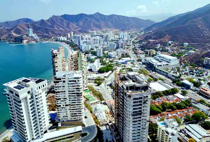 Santa Marta, situada na baía de mesmo nome, é um dos principais destinos turísticos do Caribe colombiano. Tem a localização entre a Sierra Nevada de Santa Marta, com os picos mais altos do país, e o Mar do Caribe. - Imagem de NEHEMIAS GOMEZ FOTOGRAFIA por Pexels