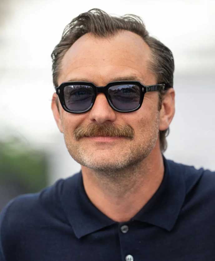 Jude conheceu sua primeira esposa, a atriz Sadie Frost, aos 19 anos, durante a gravação de um filme. Ela era casada na época. Eles tiveram 3 filhos e se divorciaram em 2003.