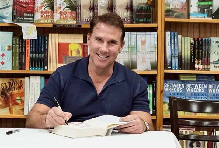 Nicholas Sparks (Escritor)-Nicholas Charles Sparks nasceu em 31/12/1965, em Nebraska. O escritor americano é conhecido por suas obras românticas, como "O Diário de uma Paixão" e "Querido John".