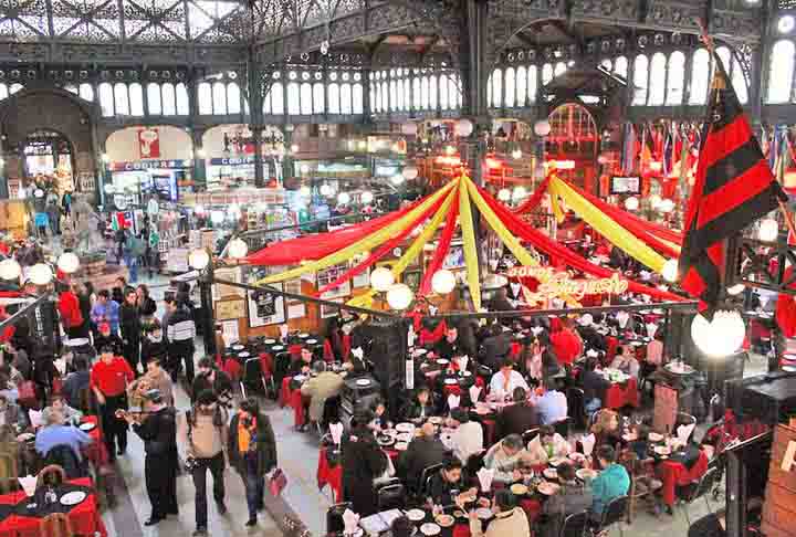 Encerramos nossa passagem por Santiago passando pelo Mercado Central. Eleito o 5º melhor do mundo pela revista National Geographic, em 2012, o mercado é o local para comprar lembrancinhas, almoçar e aproveitar a oferta de pescados.  - Flickr/@Zarman2012